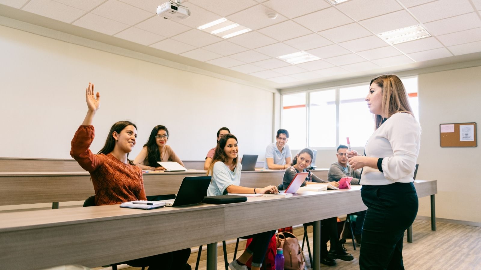 Grupo de estudiantes en un aula, como referencia visual para explorar las guías de oposiciones por comunidad.